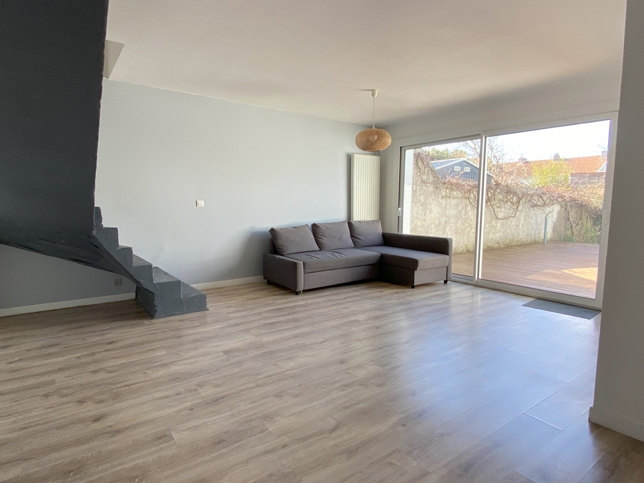 Avant Home staging nantes salon avec escalier et canapé d'angle