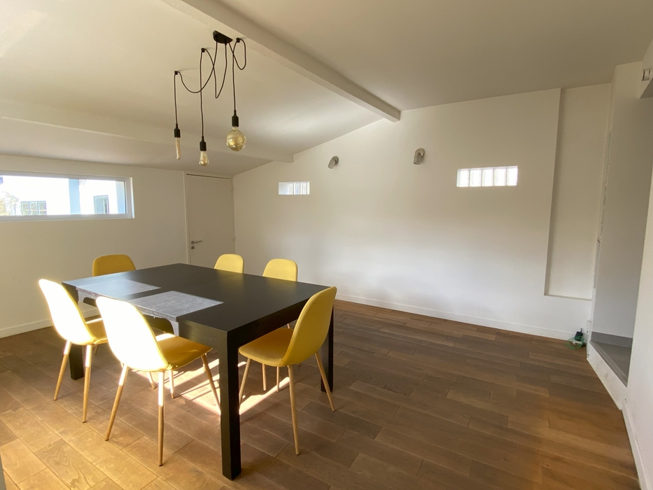 Home staging nantes salle a manger avec table noire chaises jaune sur parquet