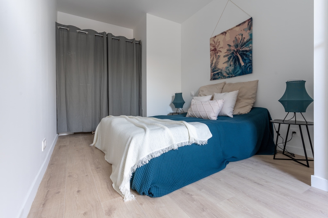 Exemple Home staging Orvault chambre mise en scène pour faciliter la vente avec lit, table, lampes, textiles
