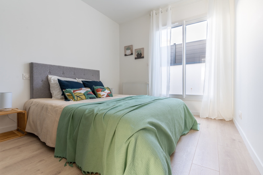Exemple Home staging Orvault valorisation d'une chambre avec la location de meubles comme un lit, tables de chevet, plaid, jete de lit, tête de lit, cadres
