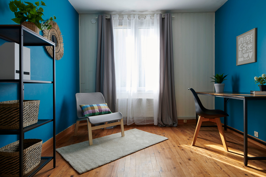 Donner une fonction a cette piece avec bureau fauteuil tapis etagere pour aider les visiteurs a se projeter avec AntePostea home staging a Nantes