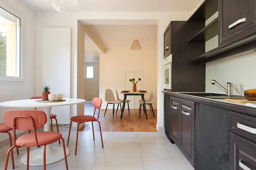 Apres home staging à Rezé dans cuisine salle a manger mis en scene par AntePostea avec chaises terracotta table blanche meubles cuisine peints en gris