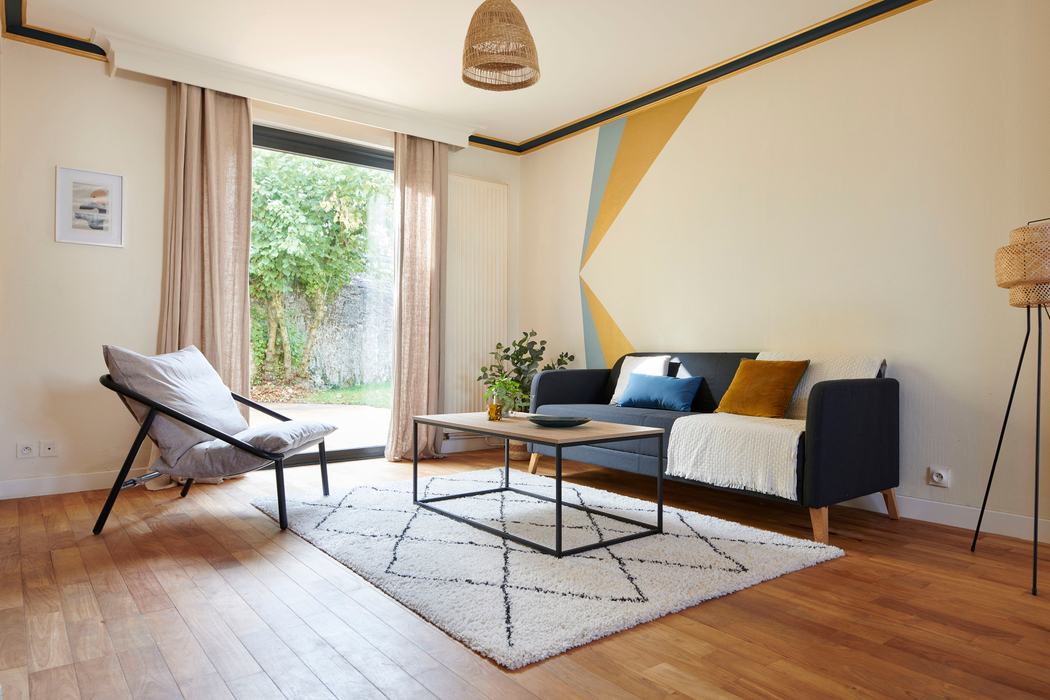 reussite de projet home staging à Rezé, exemple avec mise en scene a base de canapes et mobiliers colores et tapis dans une maison ancienne
