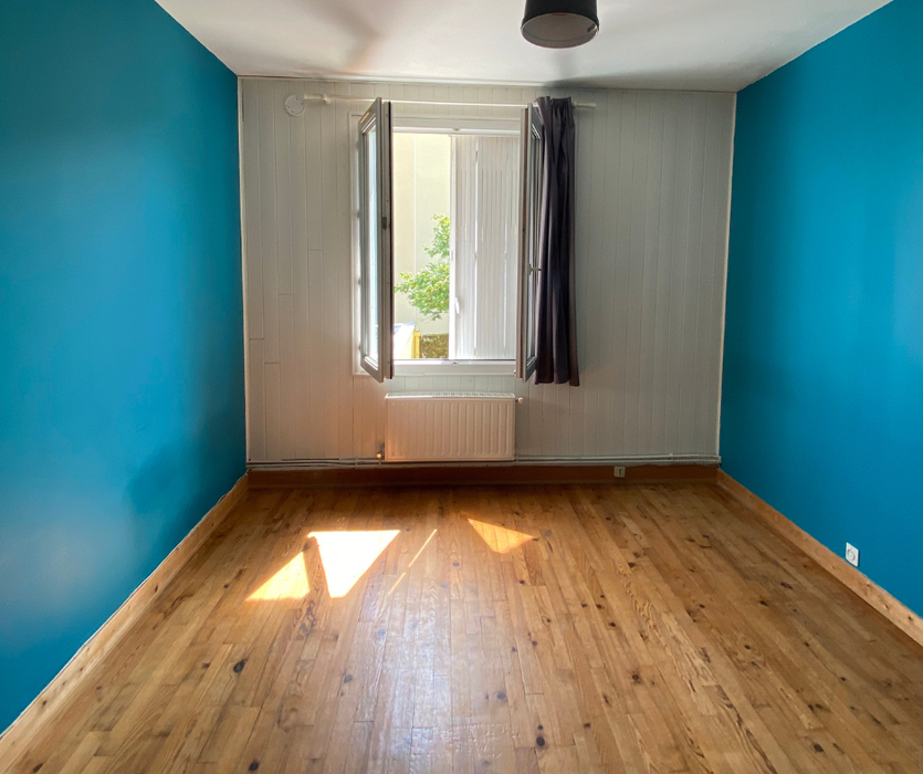 Une pièce avec murs bleu sans fonction precise dans maison a vendre a reze les visiteurs ont du mal a se projeter