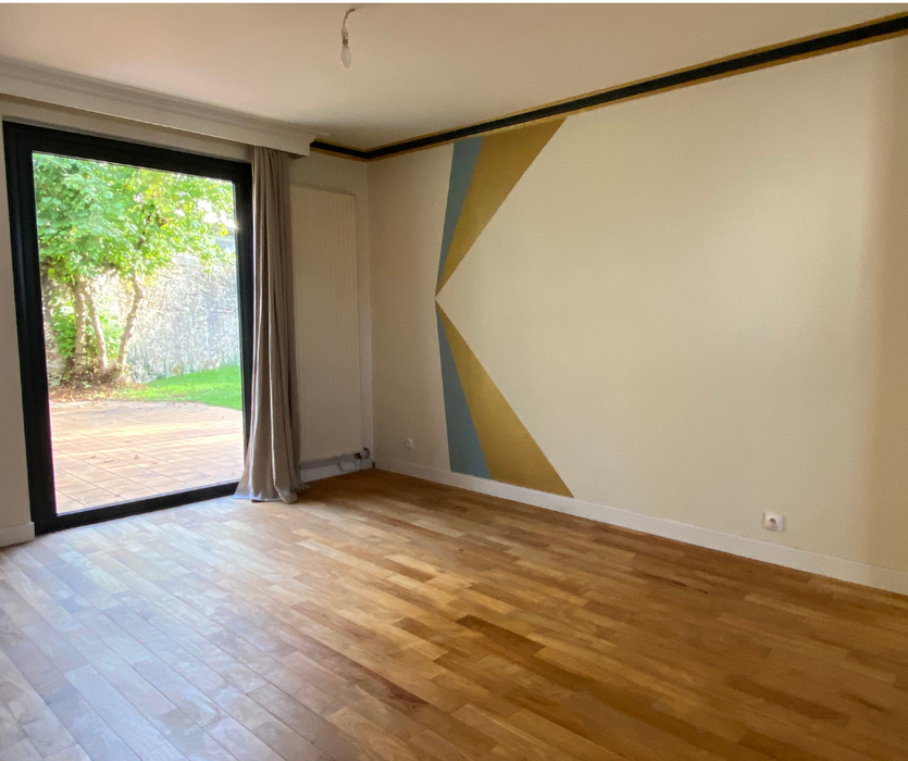 salon dans maison ancienne vide, difficile à vendre avant prestation home staging AntePostea à Rezé avec mur peintures vives graphiques