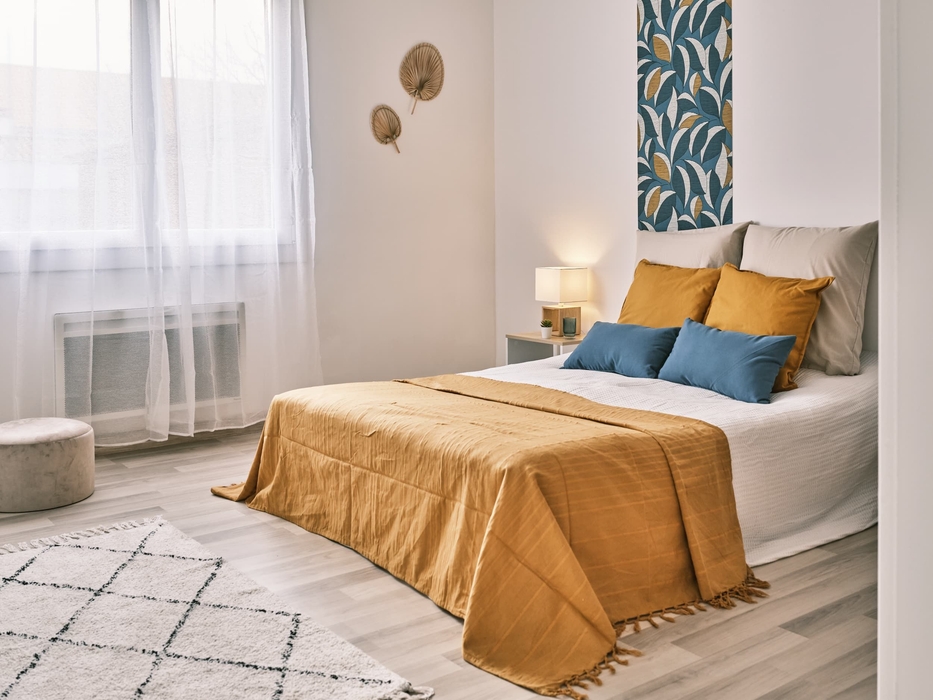 piece reamenage en prestation home staging dans une maison a saint hilaire de riez avec un lit double et lumiere pour mise en vente.
