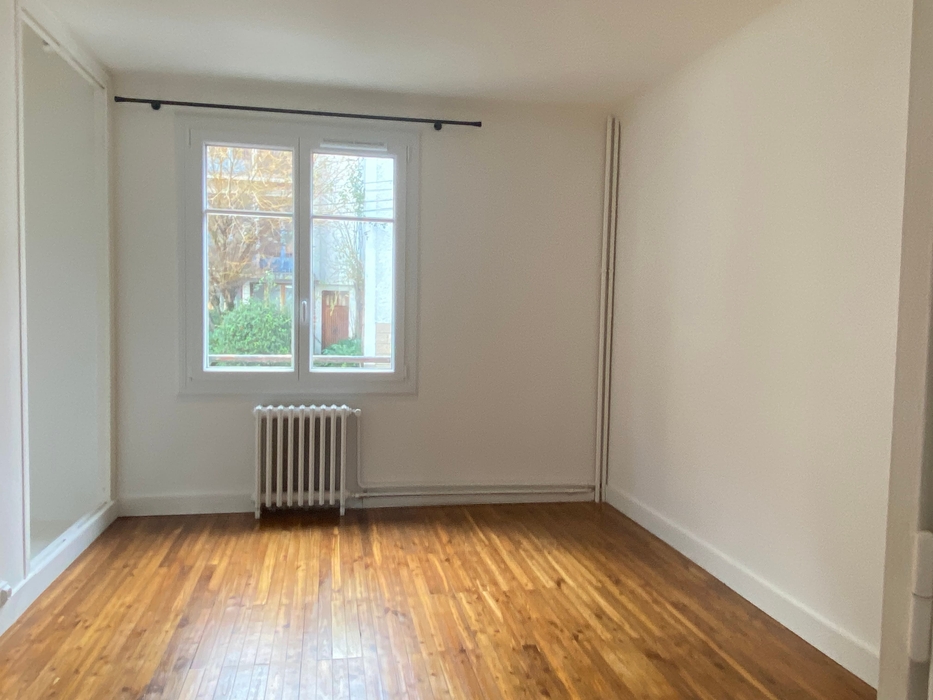 chambre vide avec parquet murs blancs fenetre tringle à rideaux avant home staging à Nantes Procé