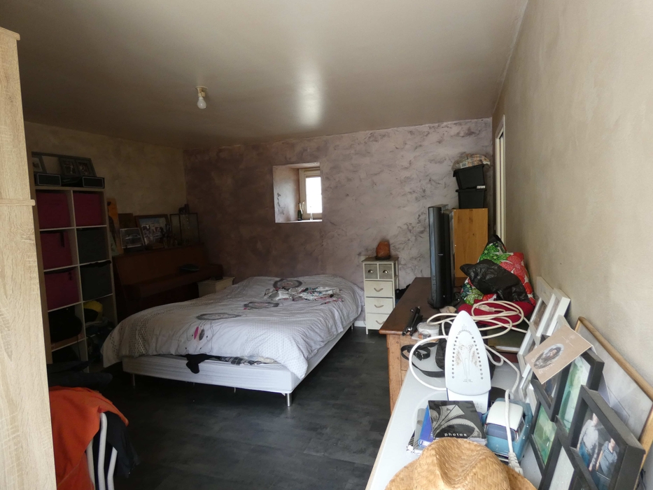 Avant home staging en bretagne une chambre encombrée de meubles et objets divers 