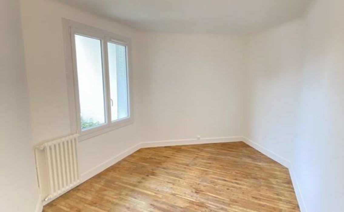 Pièce biscornue vide avec murs blancs parquet fenetre radiateur avant home staging à Nantes Procé