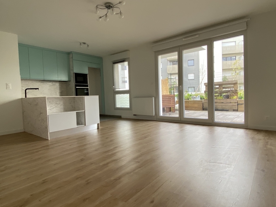 Cuisine aménagée dans appartement neuf donnant sur une terrasse avec portes fenêtres avant home staging à Nantes quartier Chalatres