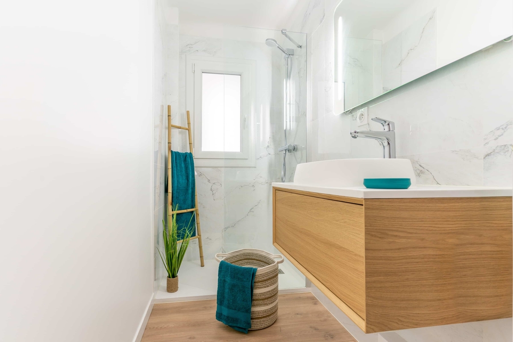 salle d'eau mise en scène apres home staging à Nantes Procé avec echelle bois serviettes panier plante  meuble vasque douche murs effet marbre