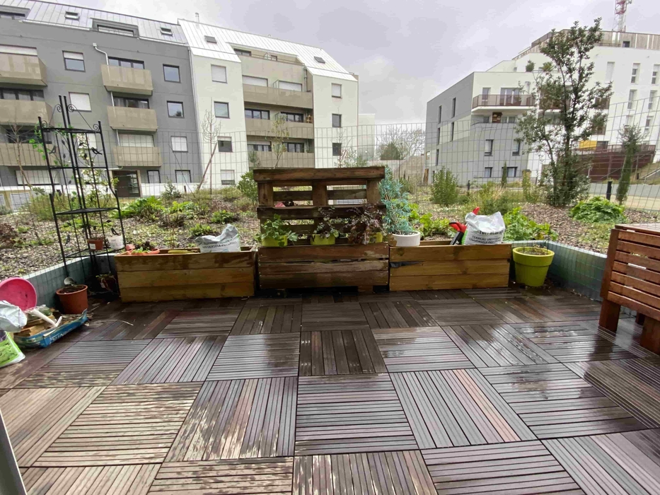 Terrasse d'un appartement neuf en rez de chaussé encombrée avec vis à vis avant home staging à Nantes quartier Chalatres