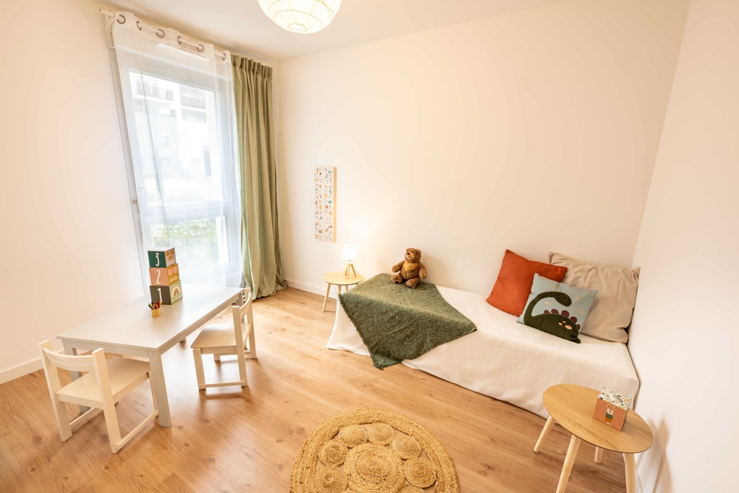 chambre aménagée pour un enfant avec lit table chaise peluche grâce au home staging à Nantes quartier Chalatres