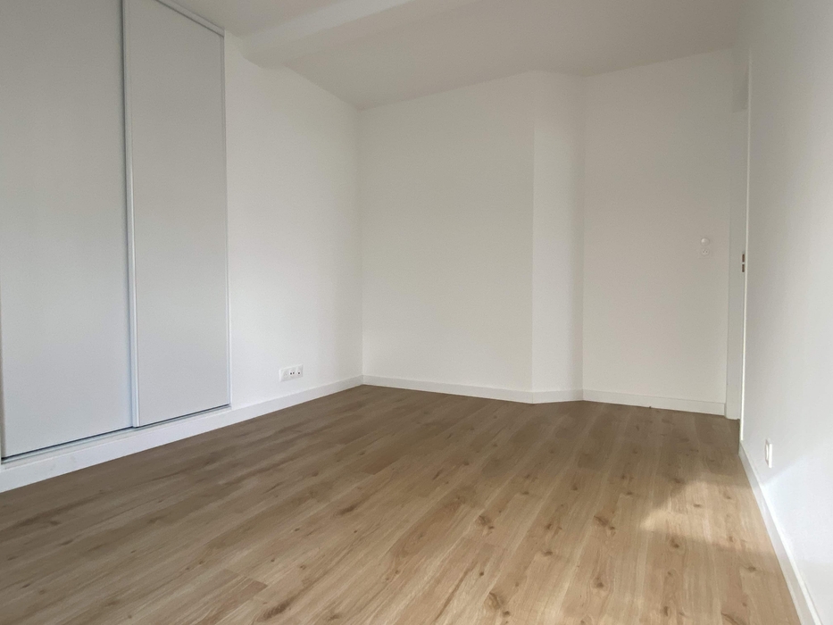 Grande chambre avec placard vide avant home staging à Nantes quartier Chalatres