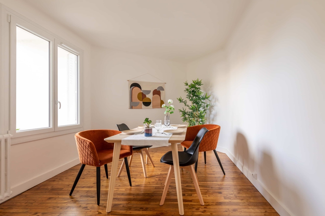 Pièce mise en scène en salle à manger après home staging à Nantes avec table chaises cade plante vaisselle