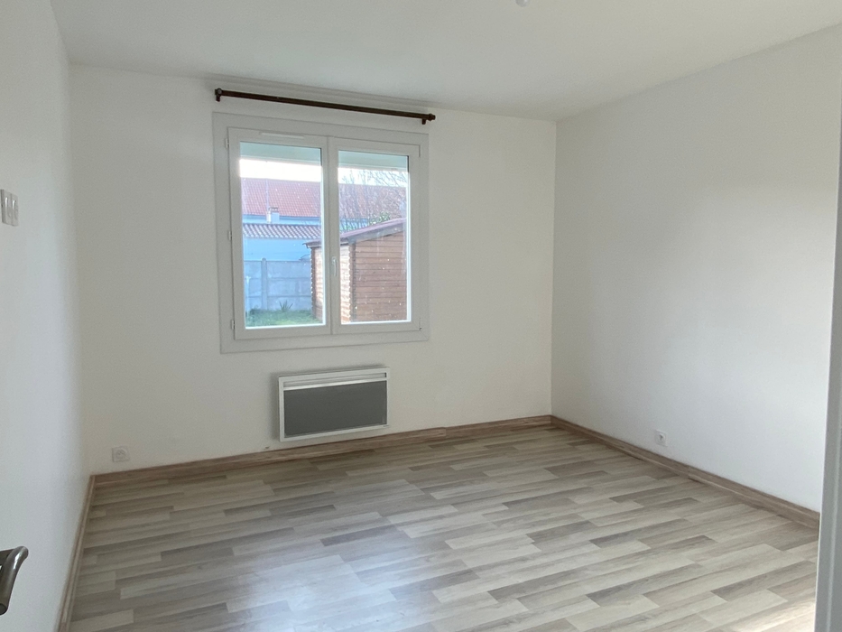 piece vide avec plancher et fenetre dans une maison en vendee avant prestation home staging