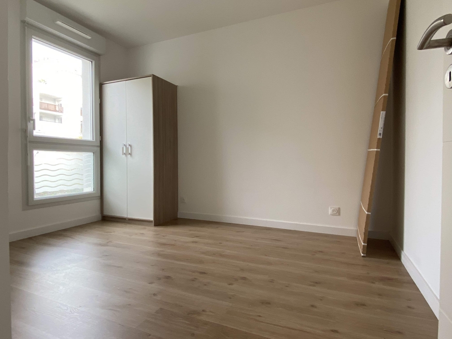 Chambre avec une armoire et carton avant home staging à Nantes quartier Chalatres