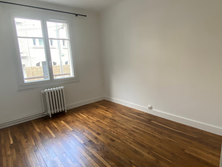 Chambre vide avant home staging à Nantes Procé avec parquet bois murs blancs fenetre tringle radiateur