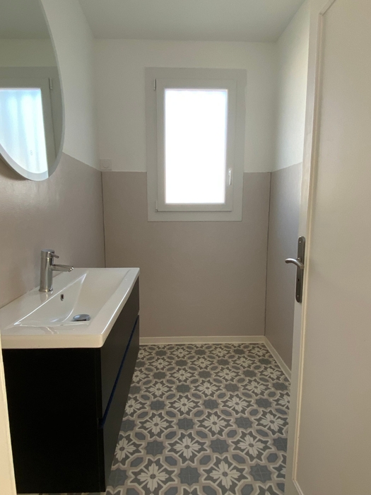 salle de bain avec lavabo dans une maison en vendee et fenetre fermee
