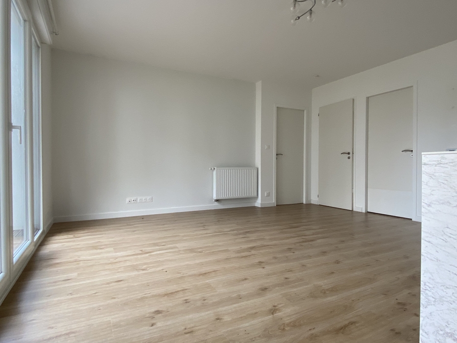 Grand séjour avec parque et murs blancs vide avant home staging à Nantes quartier Chalatres