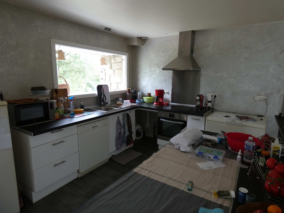 Cuisine blanche noire très encombrée électroménager avant home staging en bretagne 