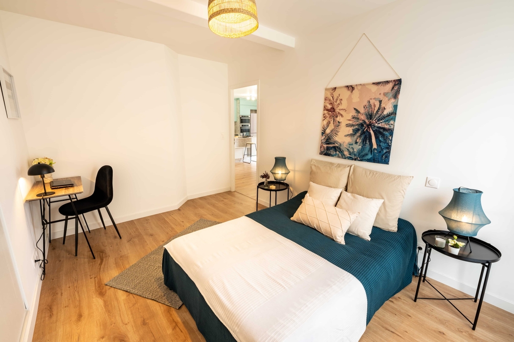 Chambre mise en scène avec lit coin bureau après home staging à Nantes quartier Chalatres