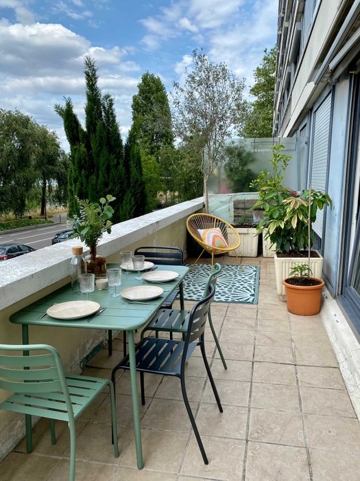 Terrasse mise en scène de la terrasse après home staging à Nantes avec table chaises fauteuil tapis vaisselle 