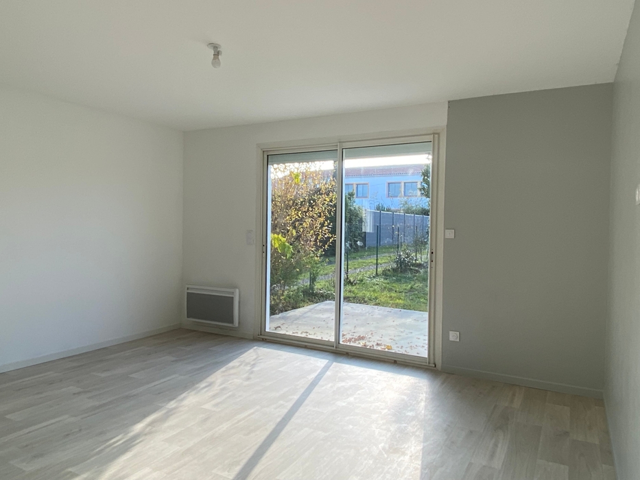 Intérieur maison rénovée vide Vendée avant home staging — valorisation marchand de biens