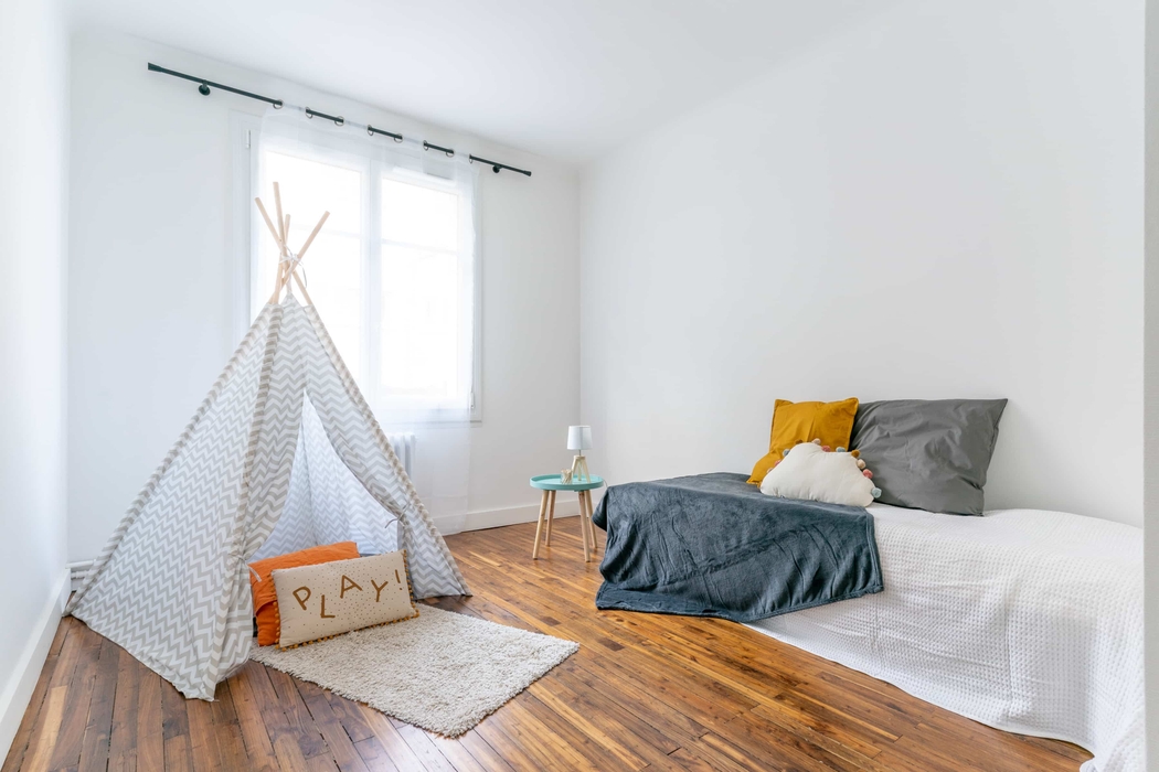 chambre enfant mise en scène après home staging à Nantes Procé avec lit textiles rideaux coussins tipi tapis