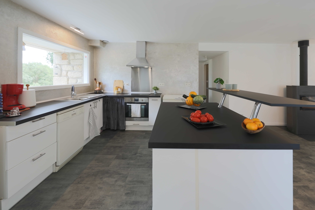Cuisine moderne blanche et noire rangée et épurée avec déco corbeille fruits après home staging en bretagne