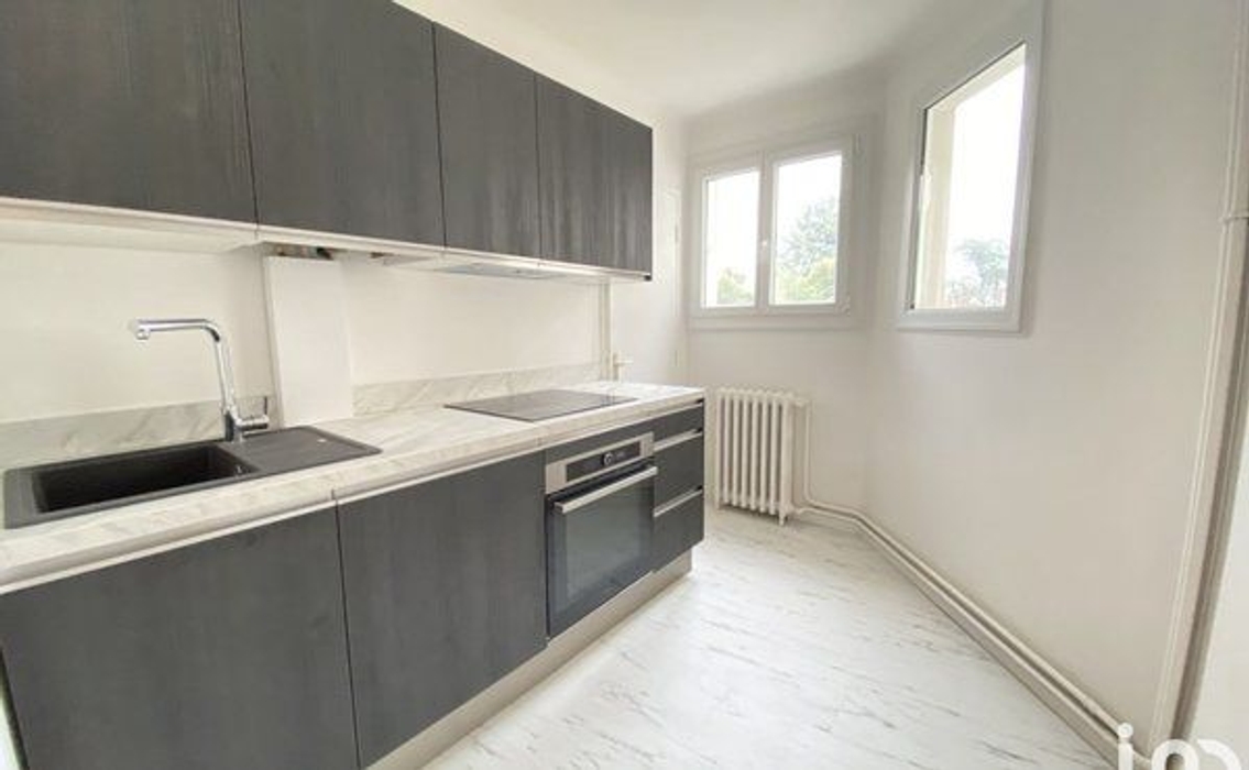 Cuisine bois blanc noir fenetre sans accessoires avant home staging à Nantes Procé