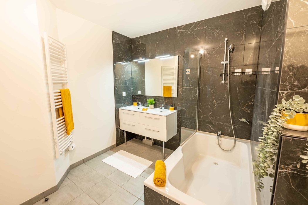 salle de bain accessoirisées dans les teintes de jaune après home staging à Nantes quartier Chalatres