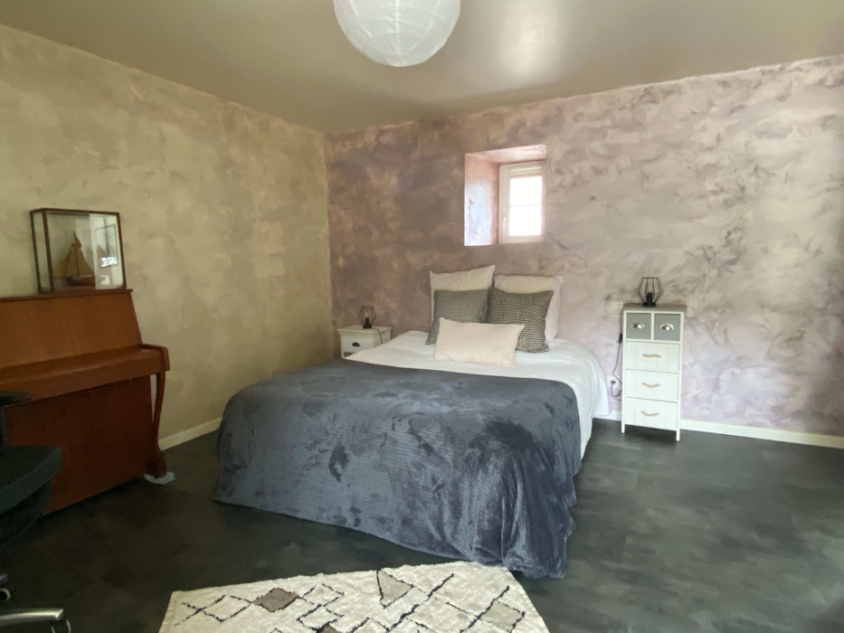Après home staging en bretagne chambre rangée, aérée avec tapis plaid coussins chevets piano