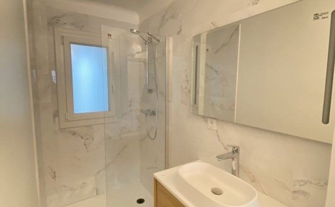 Salle d'eau avec douche murs effet marbre meuble vasque miroir avant home staging à Nantes Procé