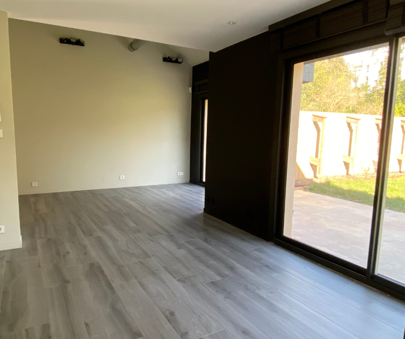 Salle a manger vide avec carrelage baie vitrée avant home staging à Nantes