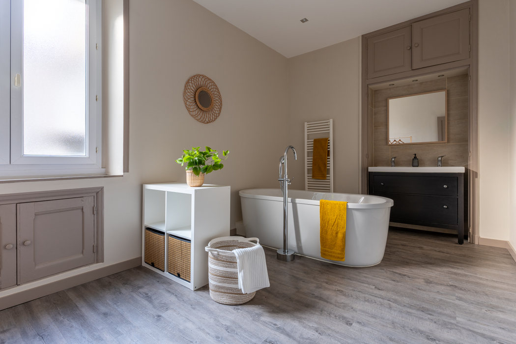 Apres Home staging Nantes salle de bain décorée avec serviettes jaune panier etagere plante miroir
