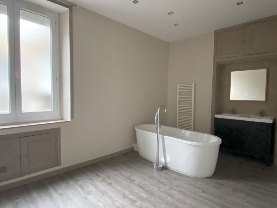 Avant Home staging Nantes salle de bain meuble vasque miroir fenetre