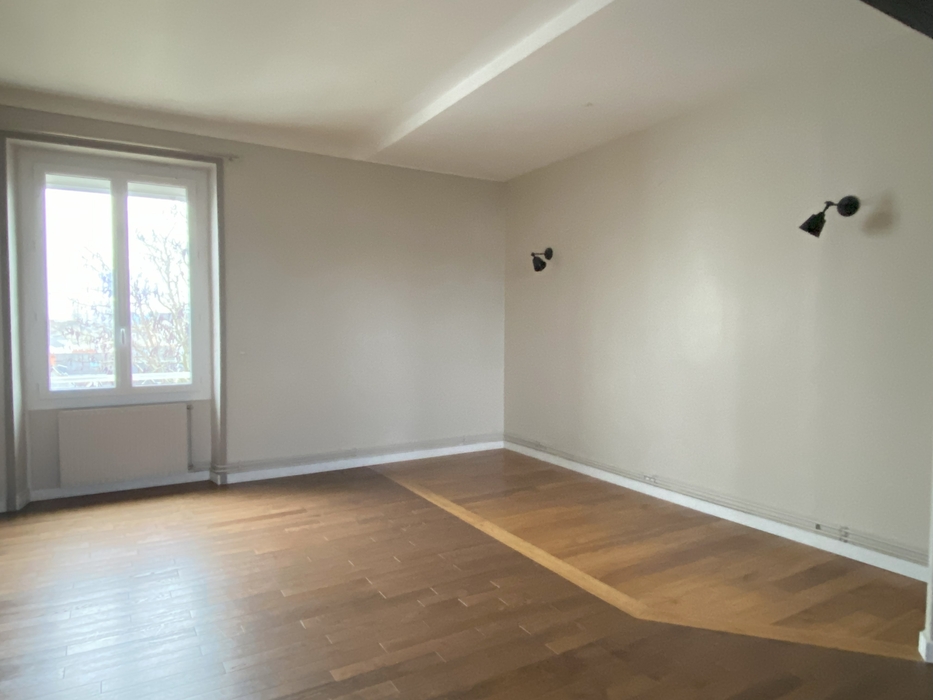 Avant home staging nantes salon vide avec parquet fenetre murs beige