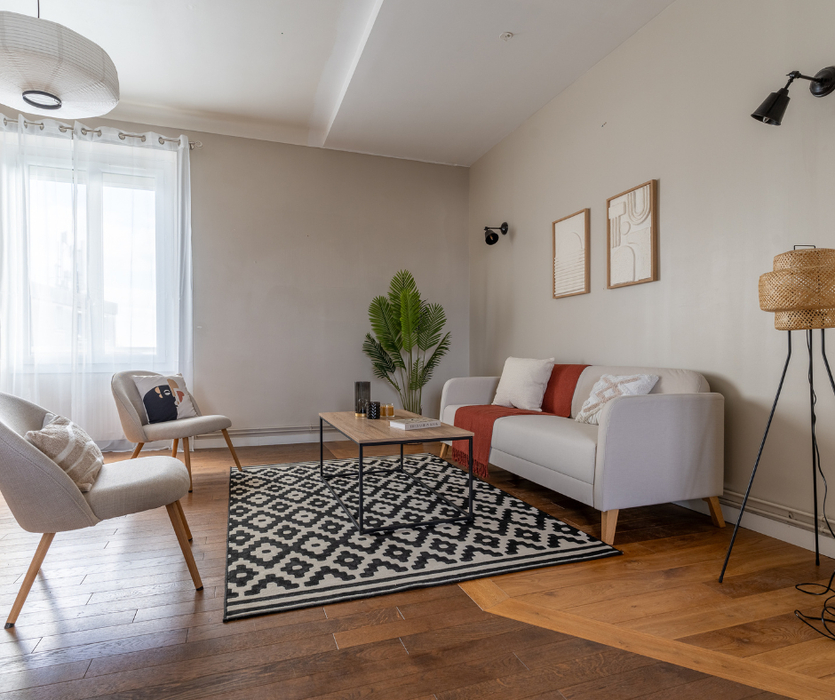Home staging Nantes Salon meublé et décoré pour la vente avec canape tapis table basse fauteuil lampadaire
