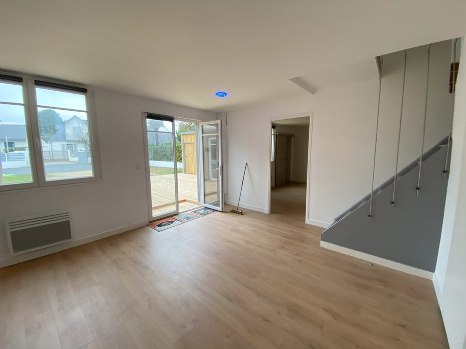 Maison rénovée avec parquet et murs blancs et gris vide avant home staging à Pornichet
