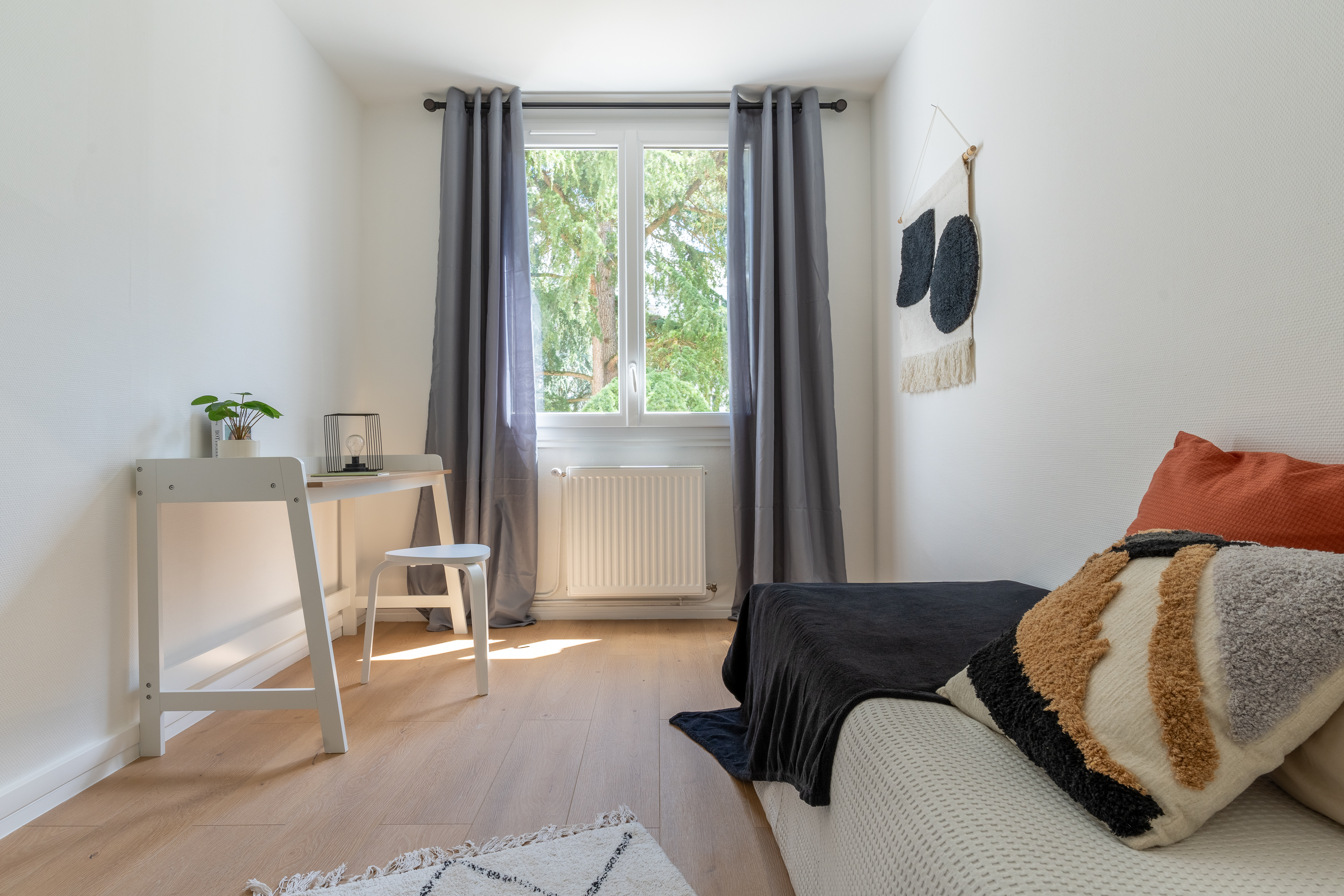 Chambre d'enfant avec lit coussins table ours en peluche