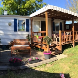 Jolie mobil home dans un camping