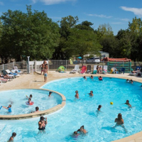 Piscine chaufée en été dans un camping en vendée