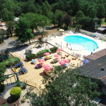 Terrasse et piscine du camping le village de florine