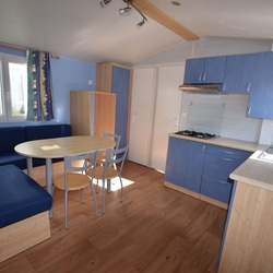 Intérieur bleu mobil home camping vendée