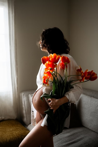 Femme enceinte avec une couronne de fleur