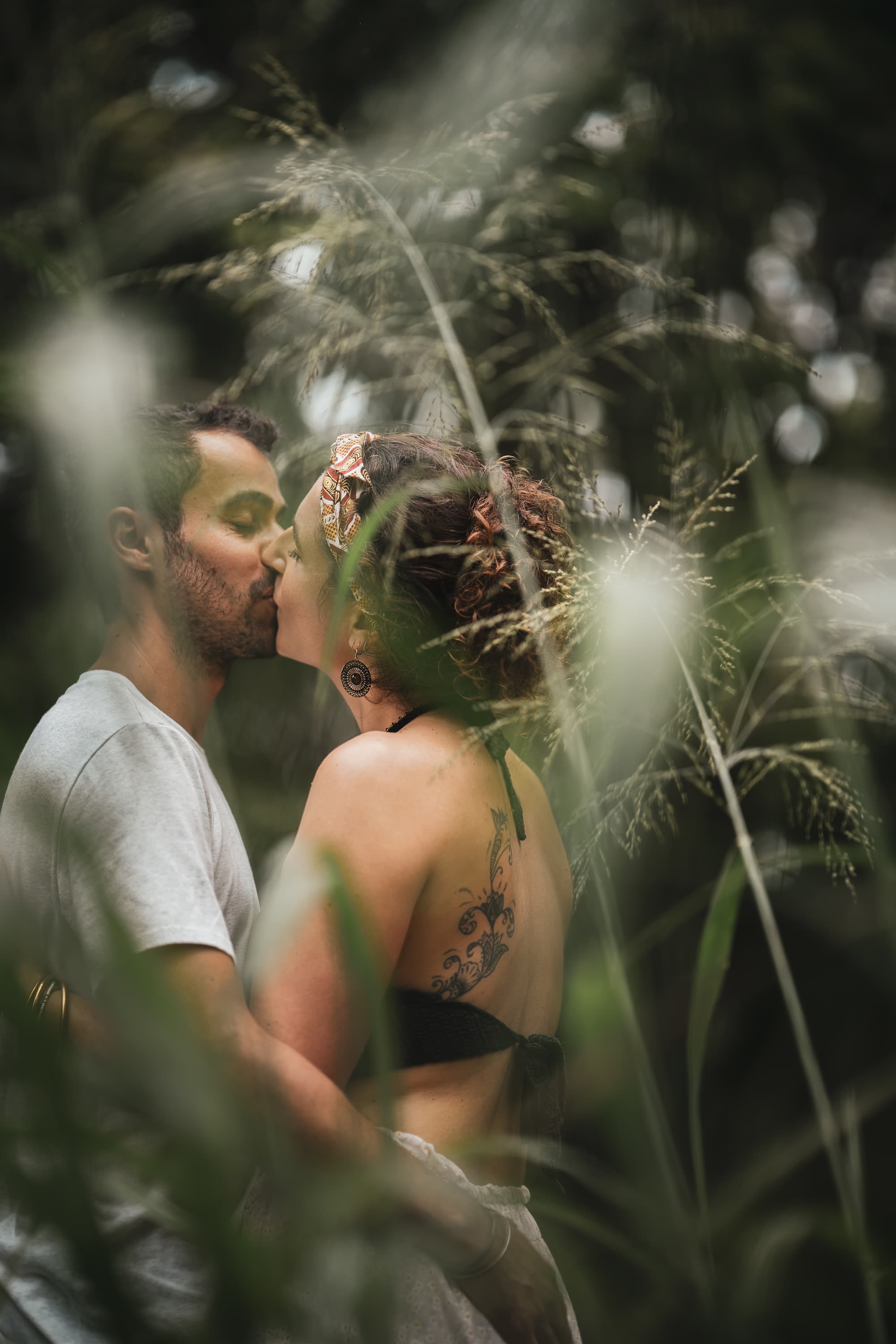 Couple dans la forêt