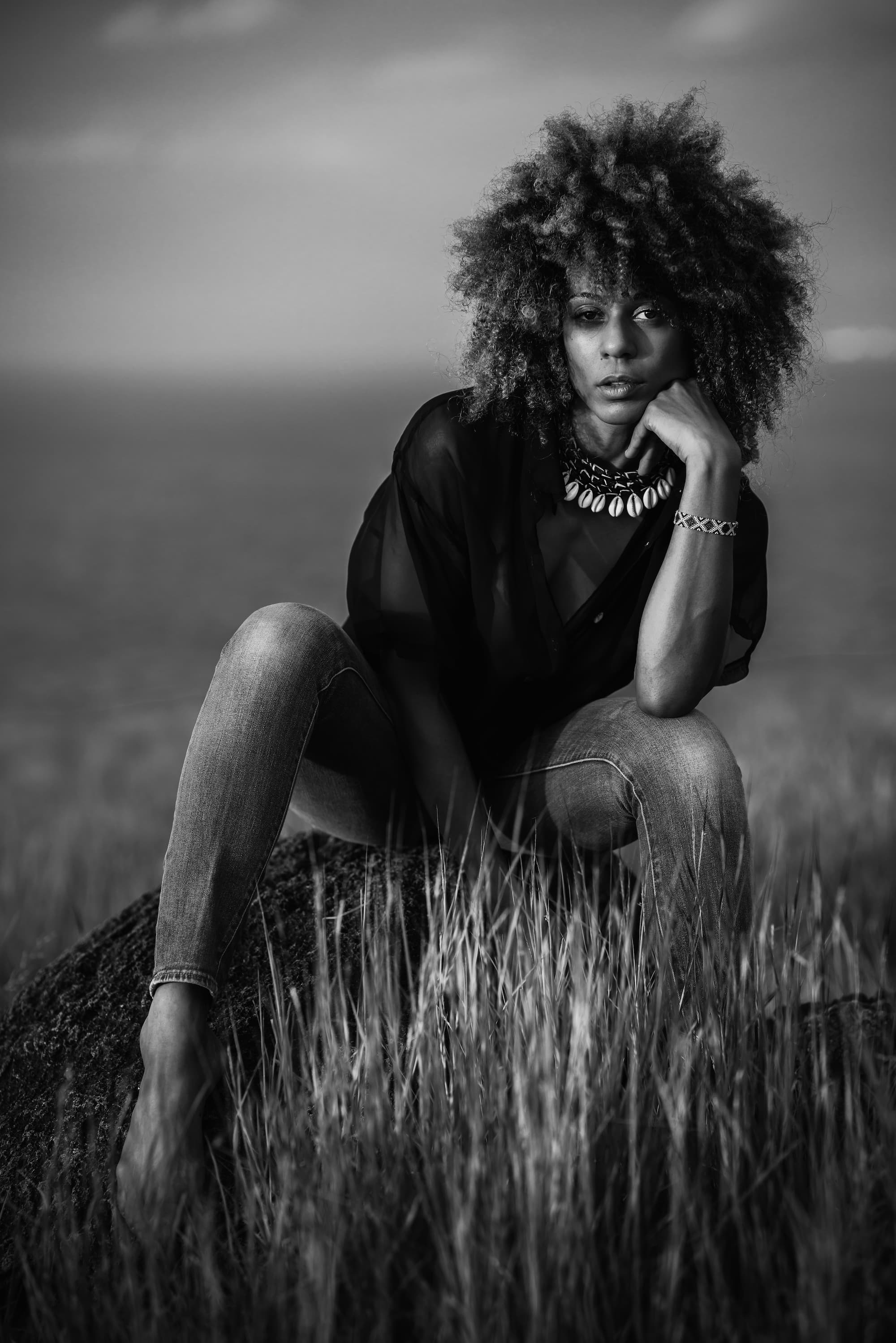 Portrait d'une femme sur une botte de foin