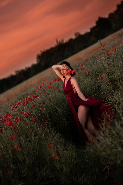 Portrait d'une femme dans un champs de coquelicot
