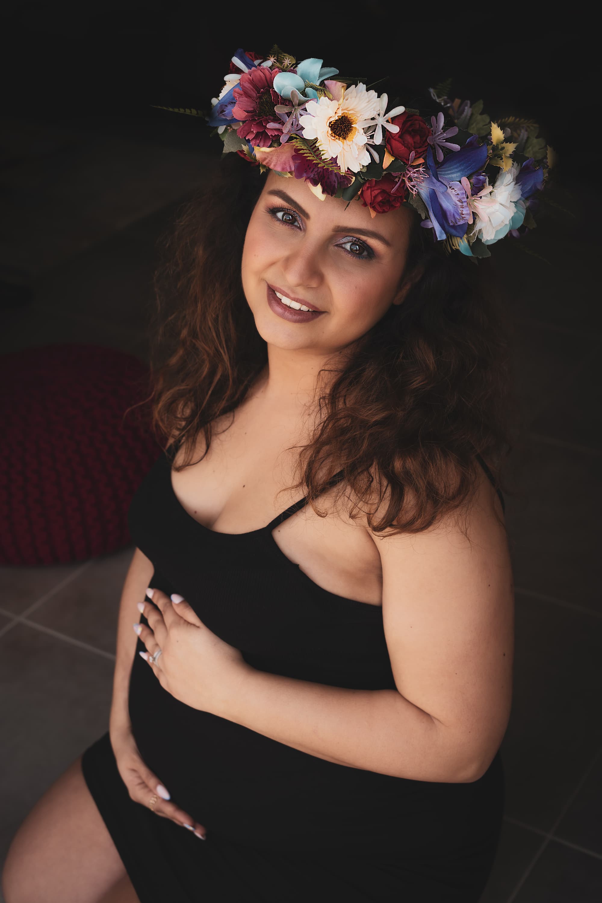 Femme enceinte avec une couronne de fleur